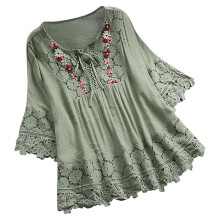Tunique ample en coton et lin brodé pour femme, manches 3/4, style bohème et paysan tendance.