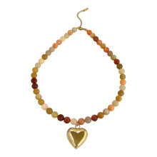 Collana con catena di perline di pietra, collana con ciondolo a cuore placcato oro, gioiello unico per il collo, collana moderna per donne alla moda