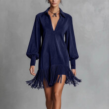 Vestido longo feminino com decote em V profundo, mangas compridas e detalhes de franjas, estilo vintage, modelagem solta e cor sólida.