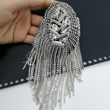 Skinnende strass skulderbrosje med lange dusker, 20 cm