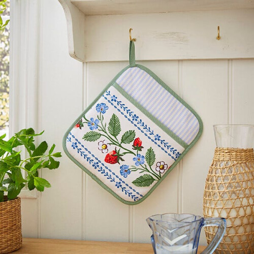 Ulster Weavers Strawberry Patch Pot Mitt 1