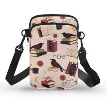 Bolsa de ombro feminina em poliéster com estampa de colagem de motivos literários e alça ajustável.