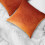 Housse de coussin décorative en velours orange 40 x 40 cm 3