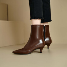 Botas femininas de cano curto com salto médio e bico fino na cor marrom metálico.