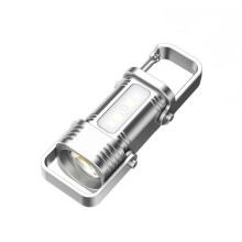 Linterna LED pequeña con llavero y batería externa resistente al agua para aventuras.