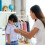 Cabideiro de madeira infantil com bandeja de armazenamento 2