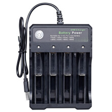 Batterijlader met warmteafvoerend ontwerp: slimme 4-vaks lader voor oplaadbare 3,7V lithium-ionbatterijen met ondersteuning voor snelladen en