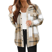 Jaqueta feminina de flanela e lã com acabamento em sherpa, modelo shacket de outono, xadrez, manga comprida, gola com botões e fechamento frontal.