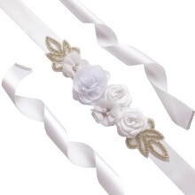 Hvidt satin brudebælte med blomsterperledetaljer
