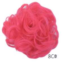Chignon bouclé rose rouge (1 pièce), texture naturelle, léger et résistant pour une coiffure relevée facile.