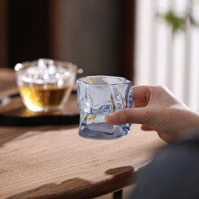 Petit verre torsadé de 170 ml, verre à whisky coloré, verre à bière au design unique, construction épaisse, verre réfractant la lumière,