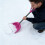 Pá de neve infantil com cabo em aço inoxidável e formato em D de 60 cm (24 polegadas). 5