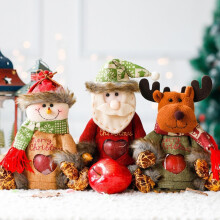 Herbruikbare kerstcadeautas met print van de kerstman en een sneeuwpop.