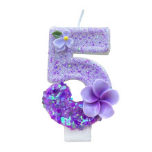 Velas numeradas multicolor con estampado floral: fáciles de insertar, llama de larga duración, compatibles con portatartas estándar.
