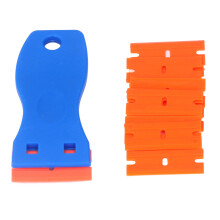 Veilig te gebruiken plastic schraper met scheermesjes voor glas en tegels. Gemakkelijk te gebruiken gereedschap voor het verwijderen van resten