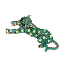 Leopardkrystallbrosje i legering, jakkeslagsnål 3,4 x 6,9 cm