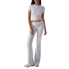 Conjunto feminino cinza casual de duas peças, composto por blusa e calça.