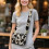 Bolsa transversal feminina impermeável com estampa de vaca e manchas. 2