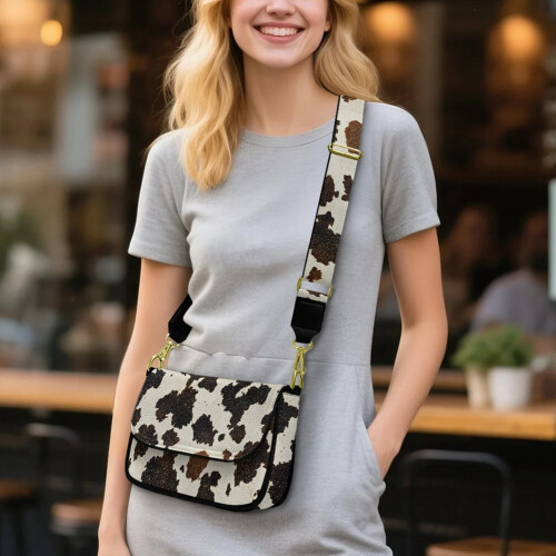 Bolsa transversal feminina impermeável com estampa de vaca e manchas. 1