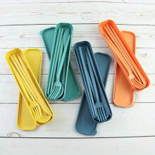 Un ensemble de couverts de voyage avec boîte de rangement, comprenant des fourchettes, des cuillères, des couteaux et des baguettes, idéal pour le