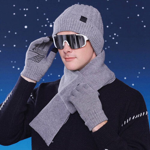 Ensemble bonnet, écharpe et gants tricotés 1