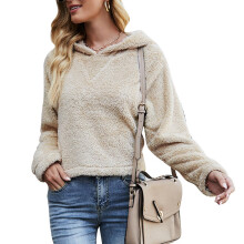 Moletom com capuz feminino em material respirável e quente, felpudo e macio, com zíper e forro de lã sherpa. Design aconchegante com bolsos
