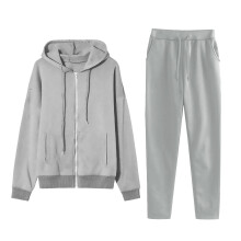 Conjunto de moletom feminino de duas peças com capuz e calça.