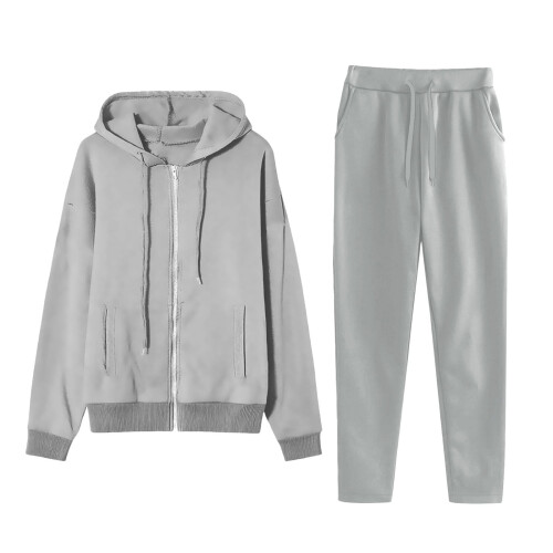 Conjunto de moletom feminino de duas peças com capuz e calça.