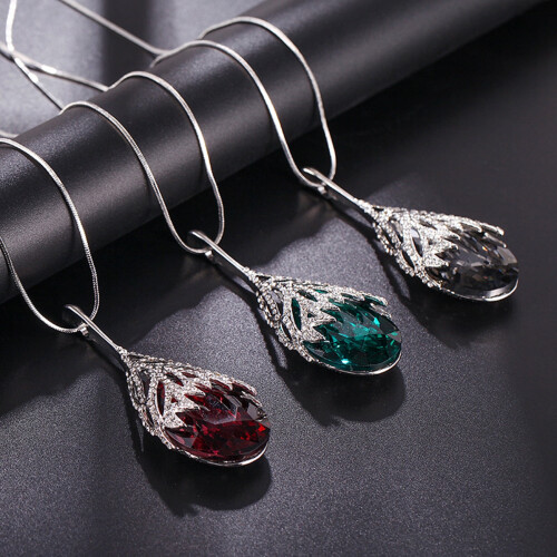 Collana con ciondolo ovale in strass verde 2