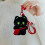 Plüsch-Schlüsselanhänger mit schwarzer Katze und Häkeldetails 3