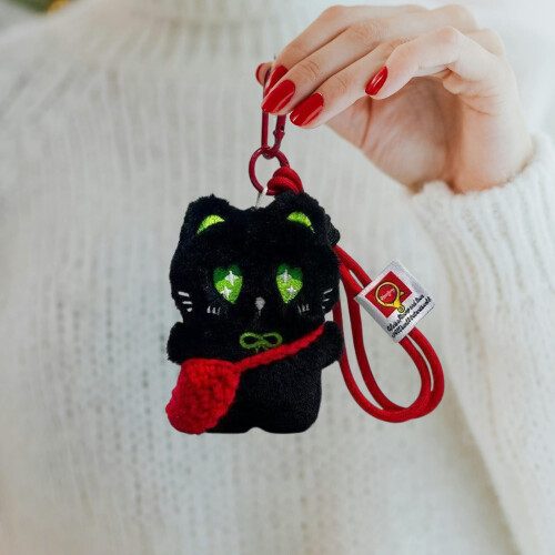 Plüsch-Schlüsselanhänger mit schwarzer Katze und Häkeldetails 2