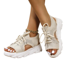 Sandalias de mujer con cordones, malla calada y puntera abierta.