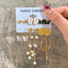 Damesoorbellen set met parelketting, oorstekers en hangende oorringen.