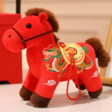 Boneca de pelúcia vermelha para decoração e brincadeiras em quarto infantil.