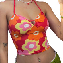 Top cropped sem mangas com decote halter, estampa floral, modelagem justa, costas abertas, amarração nas costas, estilo streetwear, perfeito para
