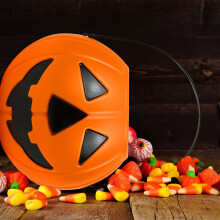 Portable Funny Pumpkin Candy Pail – Reusable Plastic Halloween Decor & Trick-or-Treat Basket, Compatible with Halloween Decorations