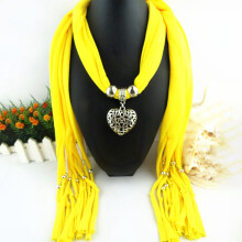 Lenço decorativo amarelo com pingente de franjas