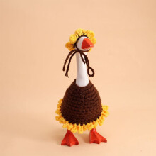 Zonnebloemoutfit voor Mini Gans: gele jurk en hoedje.