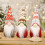 Weihnachtswichtel-Plüschtier mit gestrickter Schneeflockenmütze 1