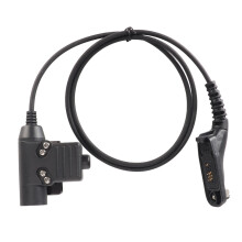 Tactische PTT-adapter met meerdere pinnen, push-to-talk-knop en stevige clip aan de achterkant. Duurzame constructie, compatibel met Baofeng-radio's.