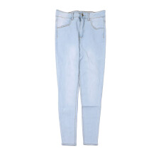 Calça jeans feminina em tecido stretch com 5 bolsos e modelagem skinny, ideal para atividades físicas.