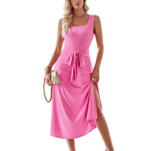 Rochie midi confortabilă, fără mâneci, din material tricotat cu nervuri, cu decolteu pătrat și design cu crăpături laterale, stil elegant și