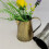 Pot de fleurs rustique en fer doré avec une poignée au design unique 5