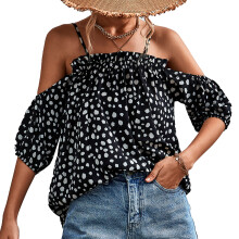 Blouse ample à épaules dénudées, en mousseline à pois, manches cloche, nœud à nouer sur le devant, col à volants élégant.