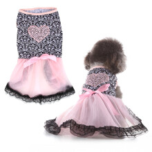 Romantische feestkleding, elegant Valentijnsdagontwerp, zachte en comfortabele stof, prinsessenjurk voor honden met kanten rok en strik op de rug.