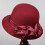 Chapéu Fedora elegante, ajustável e decorado com flores, estilo coco. Design simples e versátil, ideal para bailes e festas. 2