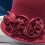 Chapéu Fedora elegante, ajustável e decorado com flores, estilo coco. Design simples e versátil, ideal para bailes e festas. 4