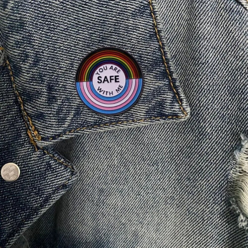Broche de esmalte arcoíris "Estás a salvo conmigo" 2