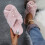Pantofole da donna morbide e decorate con perle, con punta aperta. 5
