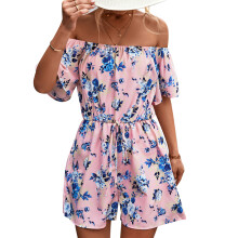 Macacão feminino de verão com estampa floral moderna, modelagem solta, mangas bufantes, barra com babados, decote ombro a ombro e fechamento
